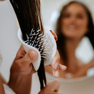 The Manta Original being used on wet hair, flexibly wrapping the hair for gentle care